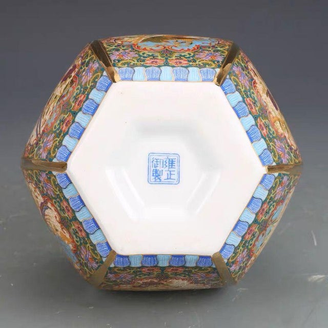 Mid 20th Century Elegant Hexagonal Chinese Porcelain Vase With Gilt Accents & Bird Cartouches For Sale - Image 4 of 5