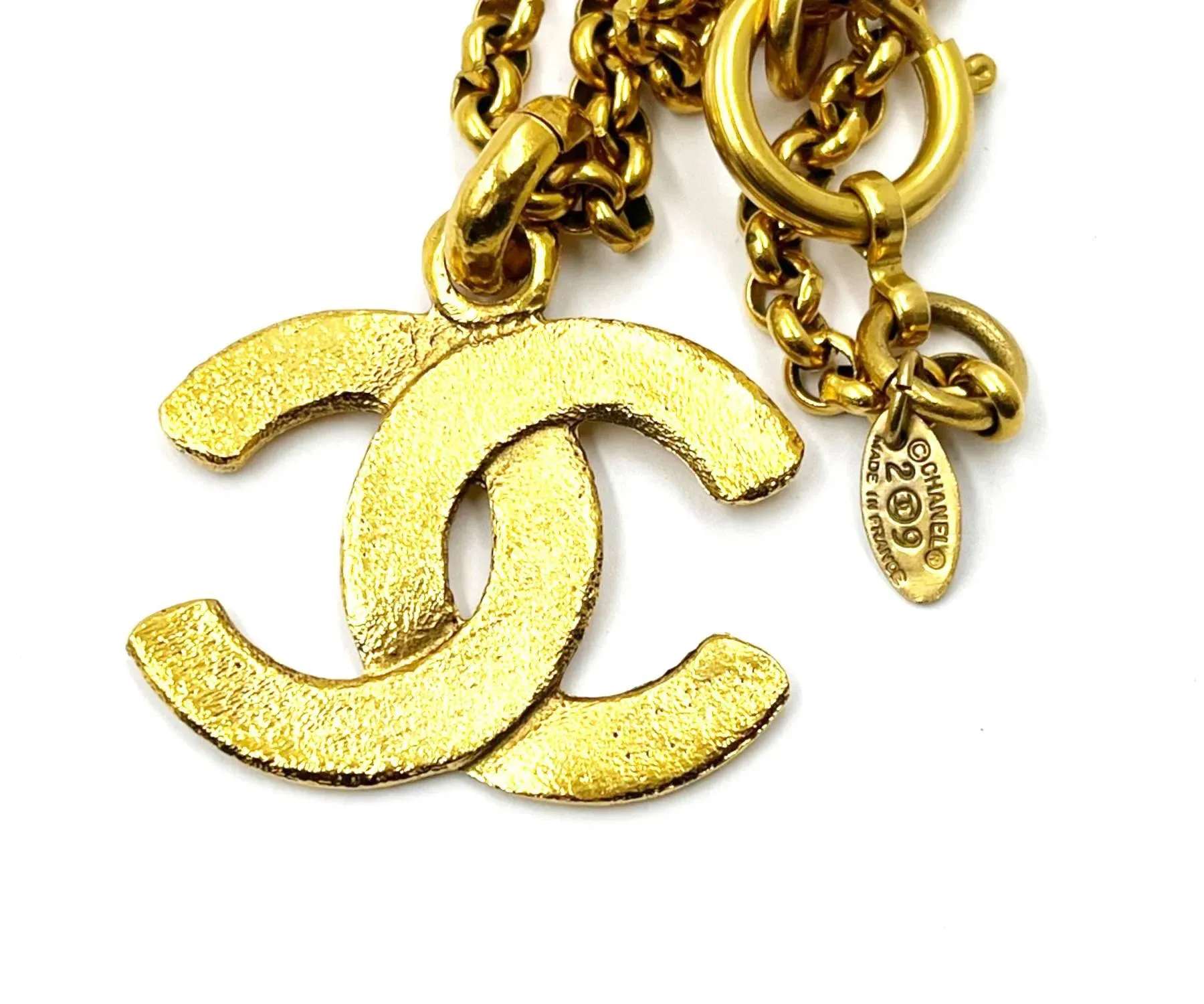CHANEL ゴールド カチューシャ気まぐれsale Chanel Vintage Gold Plated CC Matte Texture Long Necklace | Chairish