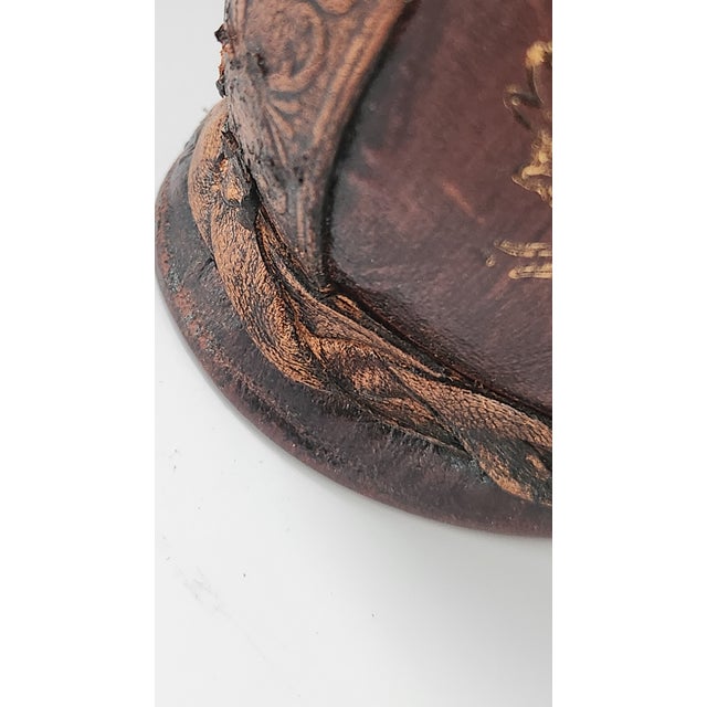 Mid 19th Century Leather-Wrapped Glass Decanter With Heraldic Crest, Western Lodge Style For Sale In New York - Image 6 of 18