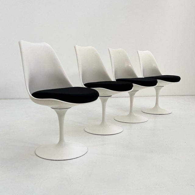 Swivel Tulip Chair by Eero Saarinen for Knoll, 1960s, Set of 4, in Good conditions. Designed 1970 to 1979 This piece has...