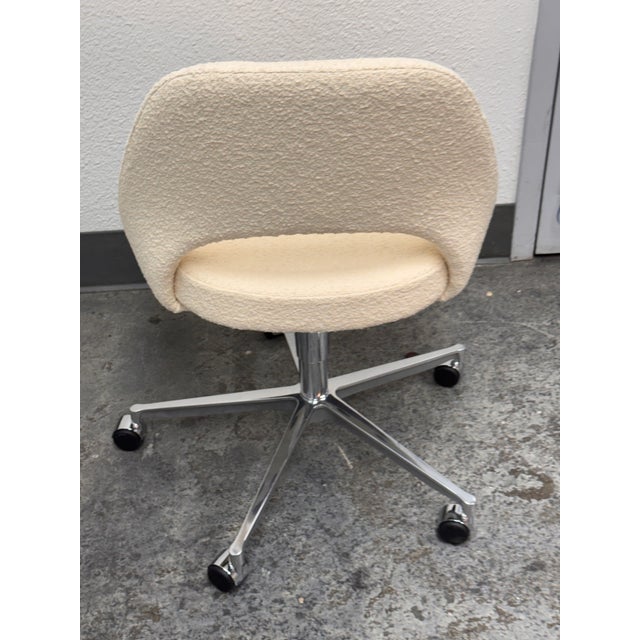 Textile Eero Saarinen for Knoll Executive Office Chair, Pearl Boucle For Sale - Image 7 of 12