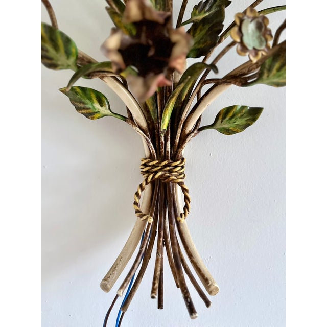 Italian Hand-Painted Tole Floral Bouquet Wall Sconce, 1940s For Sale - Image 9 of 18