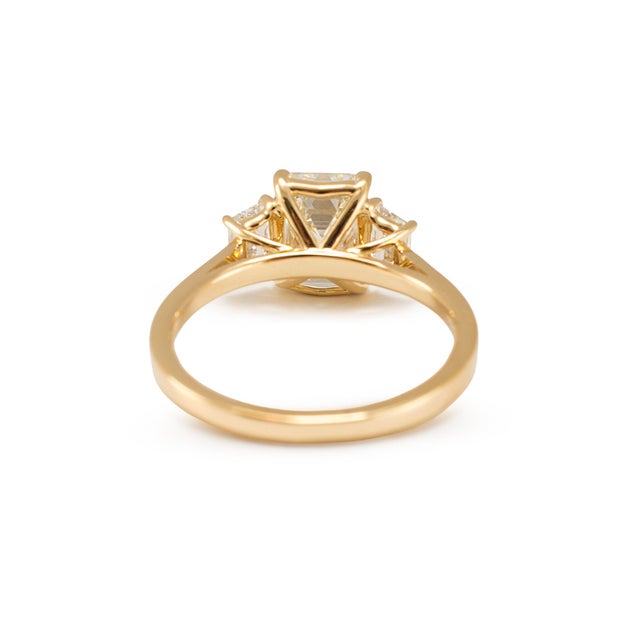 Metal 14k Yellow Gold Igi 3.03ctw Emerald Trapezoid Lab Grown Diamond Engagement Ring, Size 8 For Sale - Image 7 of 9
