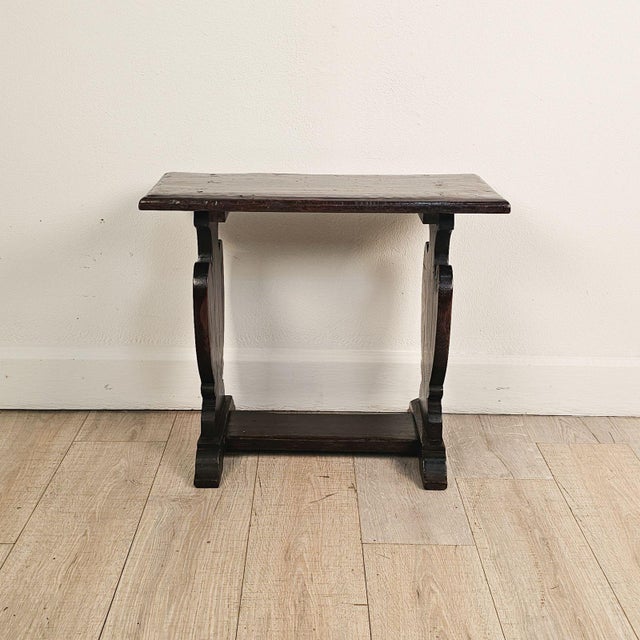 A rustic Baroque Italian walnut side table, 18th century. With restoration to feet.