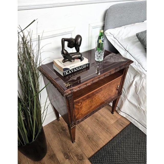 1950s Mid-Century Italian Art Deco Style Nightstands in Walnut with Glass Tops, 1950s, Set of 2 For Sale - Image 5 of 12
