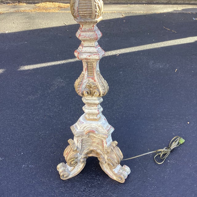 Neoclassical Mid 20th Century Italian Carved Wood Floor Lamp With Distressed Gilt & Cream Finish For Sale - Image 3 of 8