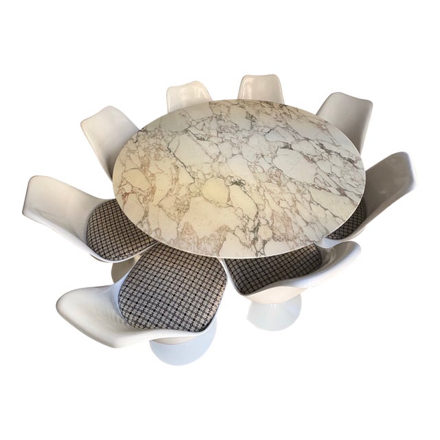 1990s Saarinen Tulip Table Dining Set With Tulip Chairs, Designed by Eero Saarinen for Knoll. For Sale