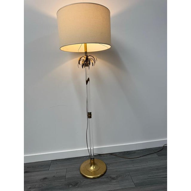 Italian Floor Lamp in Acrylic Glass and Brass with Palm Leaves Motifs, 1970 For Sale - Image 6 of 8