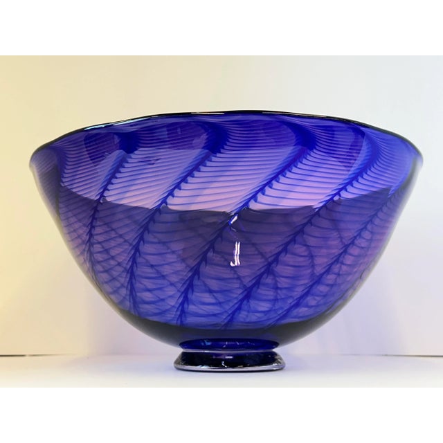 1990s Signed 1991 Robinson Scott Handblown Art Glass Bowl – Iridescent Purple-Blue With Pink Spiral Pattern For Sale - Image 5 of 12