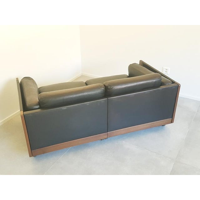 Set of Modular Mod. 920 Sofas in Black Leather and Walnut by Afra & Tobia Scarpa for Cassina, 1967 For Sale - Image 6 of 18