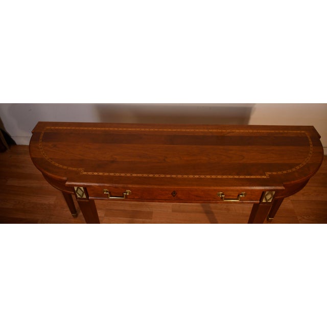 1970s Stickley English Traditional Cherry Satinwood Inlay Console Table Accent Table For Sale - Image 14 of 18