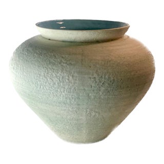 Vintage 1986 Haeger Pottery Vase: Textured Off-White With Hidden Turquoise Glaze For Sale