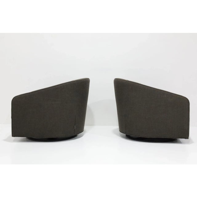 Mid-Century Modern Minotti Portofino Swivel Lounge Chairs, Pair For Sale - Image 3 of 10
