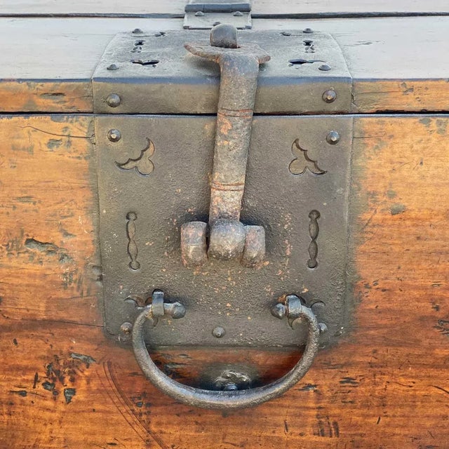 Early 19th Century Korean Dynasty Wrought Iron Mounted Wood Coin Chest (Ton-Kwe) For Sale - Image 4 of 17