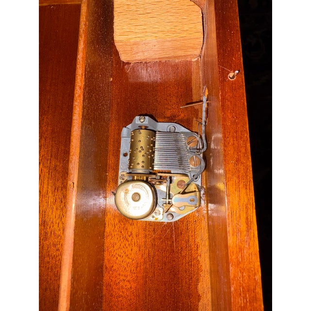 Italian Precious Woods Marquetry Set of 3 Nesting Tables With a Music Box in the Smallest Table For Sale - Image 4 of 8