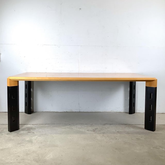 This architectural dining table by Sawaya & Moroni reflects the refined restraint of late 20th-century Italian...