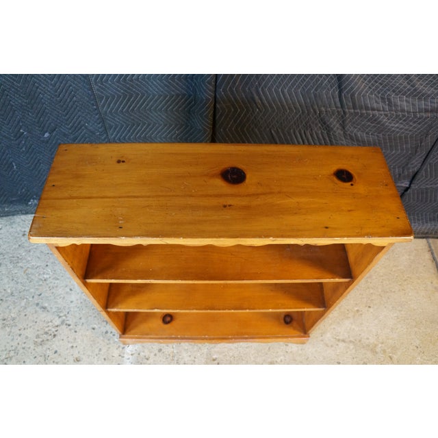 Mid 20th Century Vintage Early American Colonial Style Low Profile Scalloped Pine Bookcase Shelf For Sale - Image 5 of 16