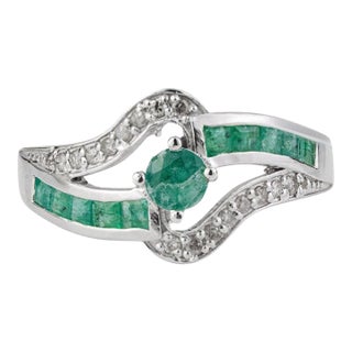 Contemporary Emerald and Diamond Bypass Ribbon Ring for Women, Size 7.5 For Sale