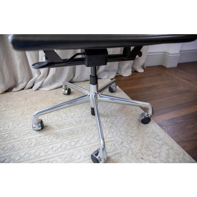Eames Aluminum Group Chair Executive For Sale In San Francisco - Image 6 of 7