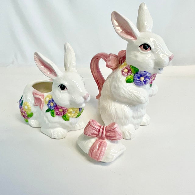Mid-Century Trompe L’Oeil Hollywood Regency Majolica Bunny Creamer and Sugar Bowl - A Pair, Easter For Sale - Image 9 of 11