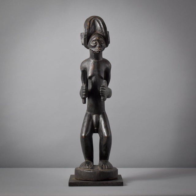 Early 20th Century Chokwe Kiuumbu Chief Mwanangana Figure on Custom Base For Sale - Image 4 of 11