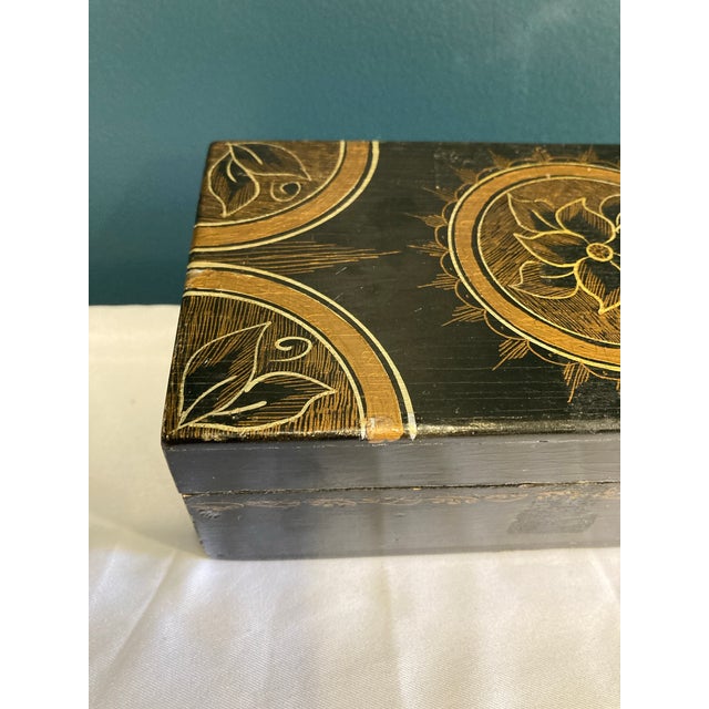 Asian 1950s Vintage Gold and Black Lacquered Decorative Box For Sale - Image 3 of 8