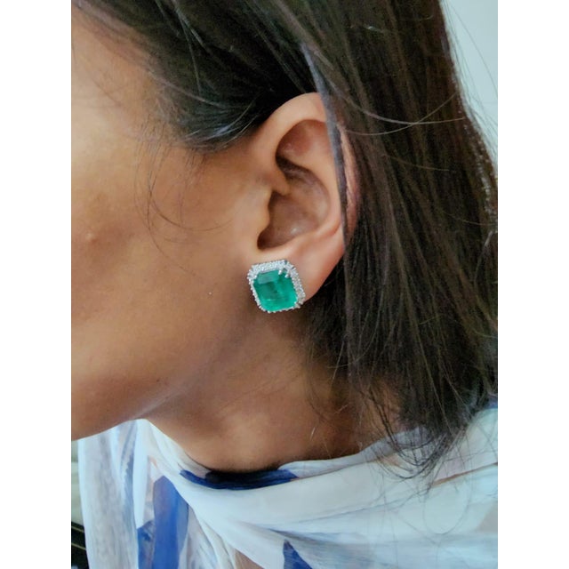 This is a natural Zambian Emerald ring with diamonds and 14k gold. The emeralds are very high quality and very good...