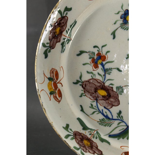 Early 18th Century Garniture of 3 Dutch Delft Polychrome Charger 12" & Pair of Plates 8.75" For Sale - Image 5 of 18