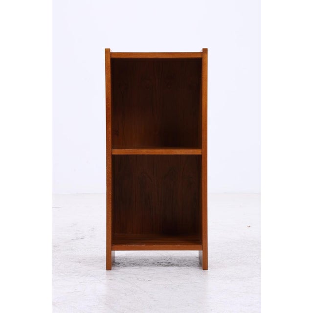 Vintage teak shelf with clean lines and beautiful grain. The open design with one shelf is ideal for books, decorations,...
