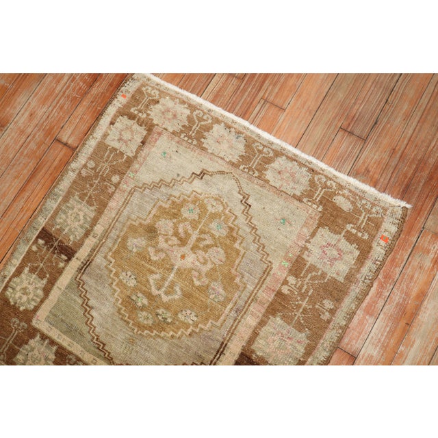 Gustavian (Swedish) Mid-20th Century Zabihi Collection Turkish Anatolian Neutral Throw Rug - 2'2" x 2'3" For Sale - Image 3 of 6