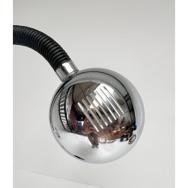 Sturdy floor lamp with the name Gooseneck, model A12470 by Herda from the 1980s. The chrome lamp with a length of 172 cm...