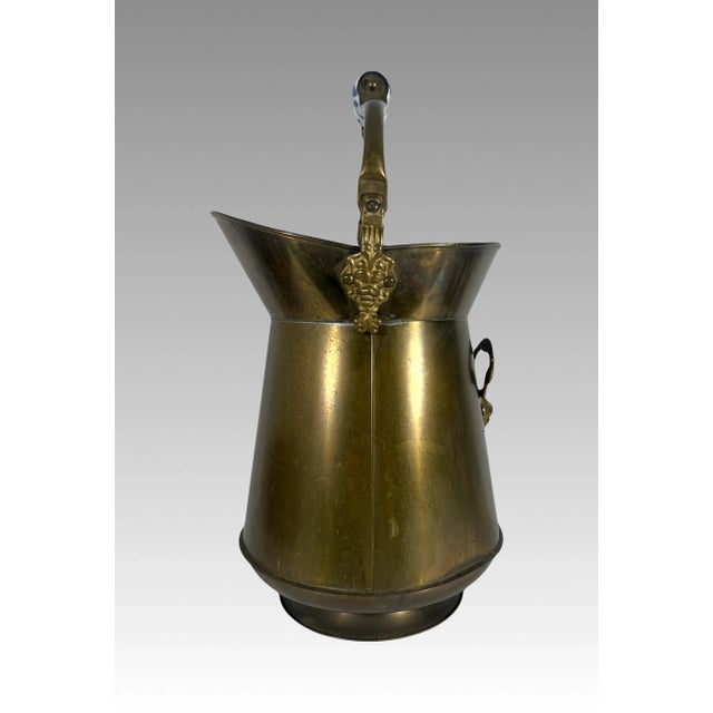 Vintage Brass Coal Scuttle With Blue and White Delft Porcelain Handle and Brass Lion Head Accents For Sale In Tampa - Image 6 of 11