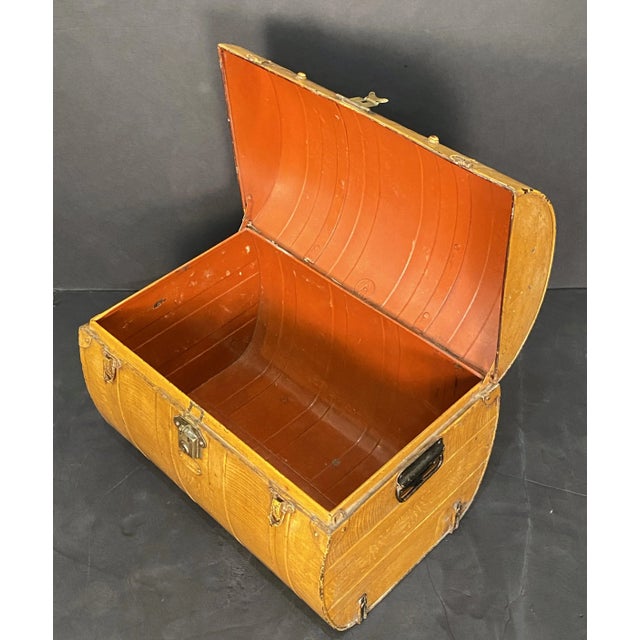 Mid 19th Century English Toleware Tin Trunk With Faux Wood Finish and Brass Accents For Sale In Austin - Image 6 of 12