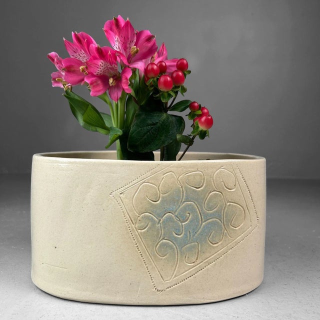 Elegant and sculptural ikebana flower holder from the mid-century period, crafted in ceramic. Dimensions: height 13 cm,...