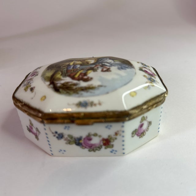 Early 20th Century Antique French Lille Faience Octagonal Snuff Box, ‘Lille 1767’ Wreath Mark, Circa 1900 For Sale - Image 5 of 8