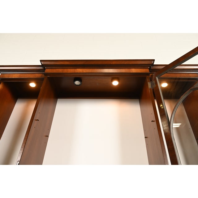 Wood Kittinger Georgian Carved Mahogany Lighted Breakfront Bookcase Cabinet, Circa 1960s For Sale - Image 7 of 11