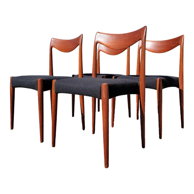 1960s A Set of 4 Danish Mid-Century Modern Moller 77 Dining Chairs For Sale