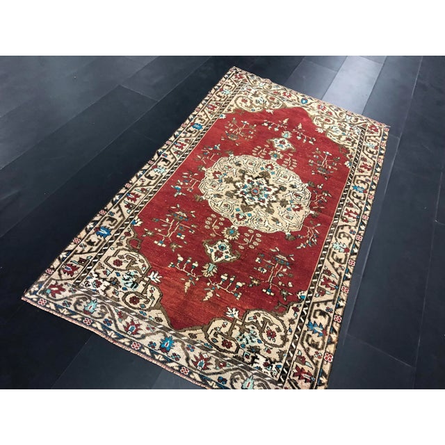 Textile 1960s Vintage Red and Beige Oriental Design Turkish Oushak Rug- 4′8″ × 7′2″ For Sale - Image 7 of 11