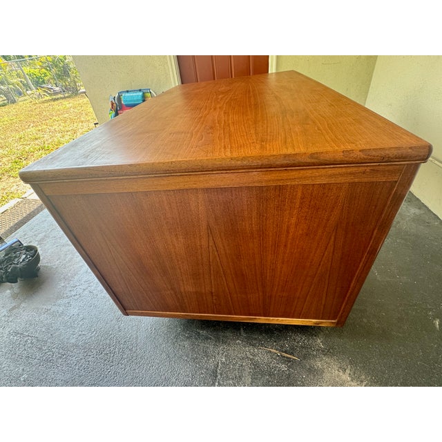 1950s Leopold Executive Desk With Drop-Front Keyboard/Typewriter Drawer- Mid-Century Modern Walnut Desk For Sale - Image 4 of 17