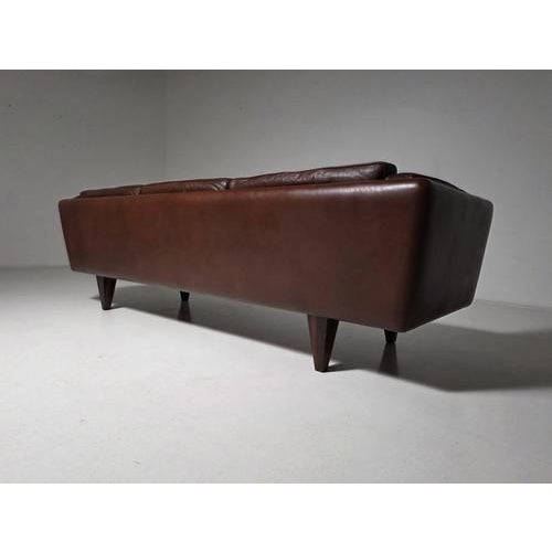 V11 Sofa in Brown Leather by Illum Wikkelsø, Denmark, 1960s For Sale - Image 4 of 10