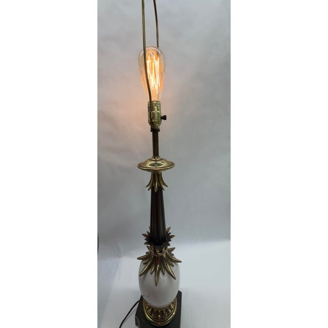 1960s Mid-Century Stiffel Brass & Ivory Ceramic Acanthus Leaf Table Lamp For Sale - Image 5 of 9