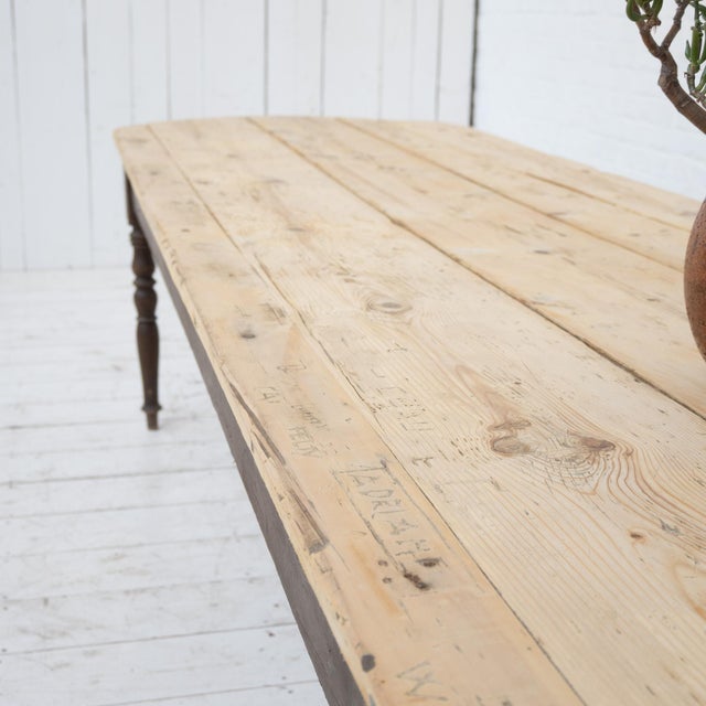 Large wooden community table, early 20th century. Fir frame and top. Height under the apron: 59 cm. Original patina.