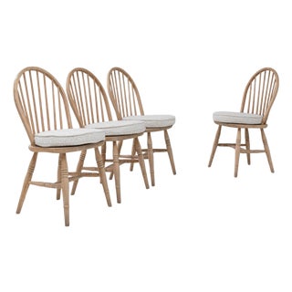 20th Century English Oak Dining Chairs With Seat Cushions - Set of 4 For Sale