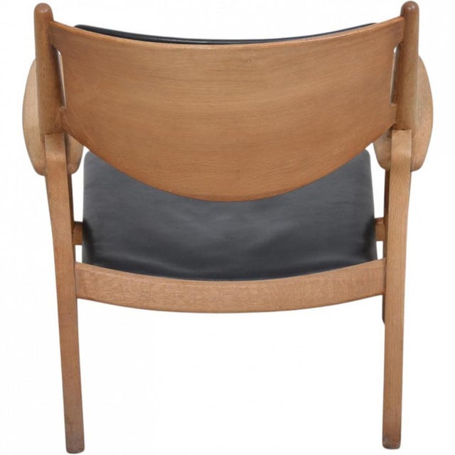 CH28 Sawback Lounge Chair in Oak and Black Leather by Hans Wegner, 1960s For Sale - Image 11 of 14