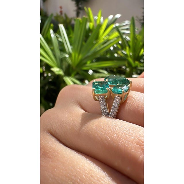 Set in 18k Matte Gold, 5.90 Carats Zambian Emerald & Diamonds Three Stone Ring, Size 6.5 For Sale - Image 6 of 9