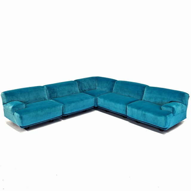 Cassina Fiandra Modular Corner Sofa in Blue Velvet by Vico Magistretti for Cassina, 1980s, Set of 5 For Sale - Image 4 of 18