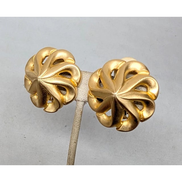 Vintage 1980s Les Bernard Matte Goldtone Spiral Clip Earrings-2 Pieces For Sale In Philadelphia - Image 6 of 12