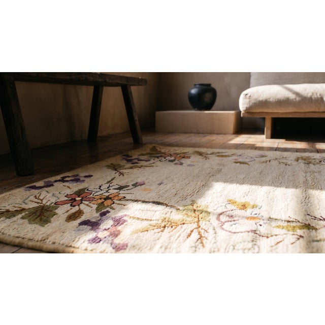 1930s Tan Beige Floral Folk Art Antique American Hooked Rug 2'6" X 9'0" Handknotted Wool Carpet For Sale - Image 13 of 13