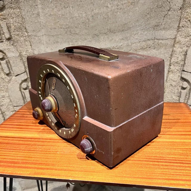 1950s Zenith Brown Bakelite Portable Radio Nonworking Mid Century Art Deco For Sale In San Diego - Image 6 of 8