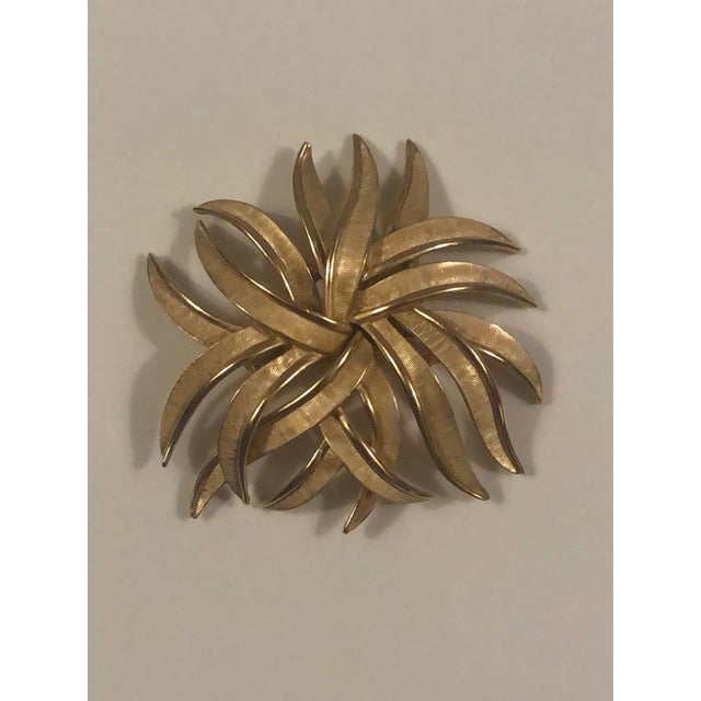 1950s Signed Trifari Gold Modernist Sunburst Brooch For Sale - Image 10 of 15
